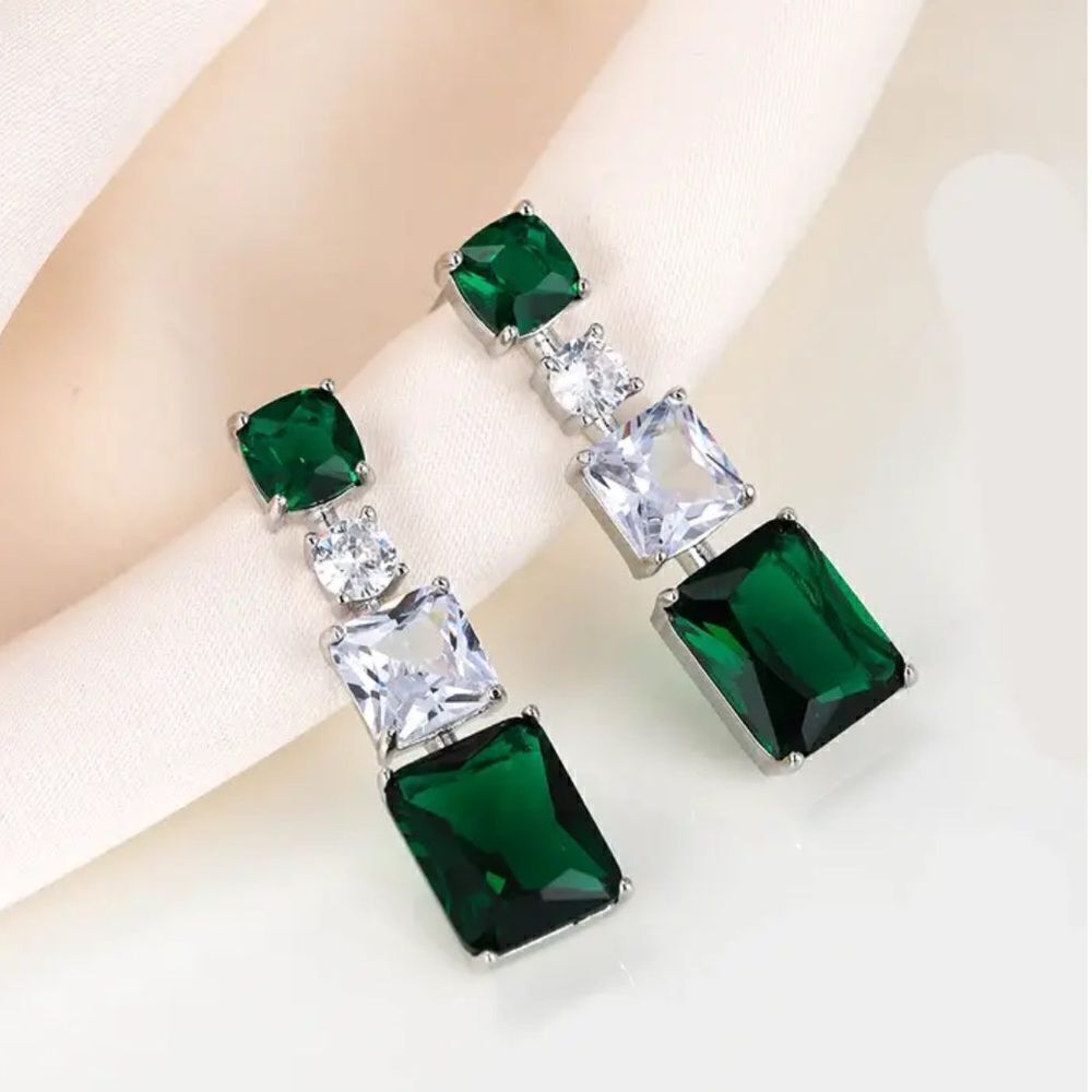 Emerald color stone drop earrings A208